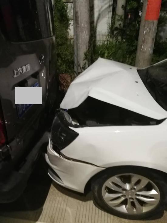 Nam thanh niên bị đưa về đồn cảnh sát vì màn đánh ghen nhìn gà hóa cuốc-3