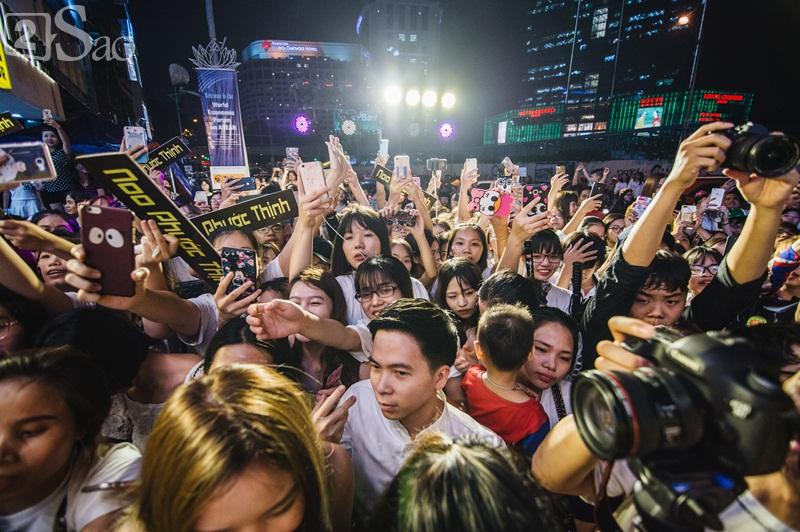 Khán giả kéo đến xem Noo Phước Thịnh gây tắc nghẽn cả con phố-1