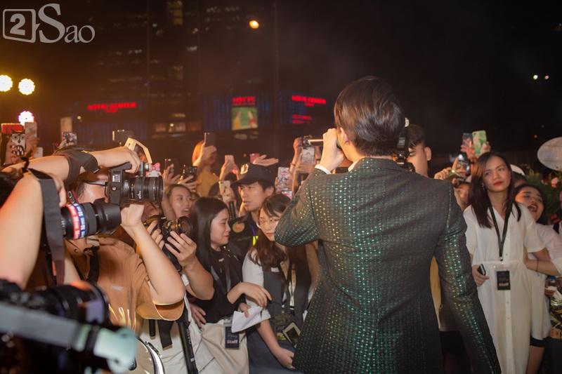 Khán giả kéo đến xem Noo Phước Thịnh gây tắc nghẽn cả con phố-6