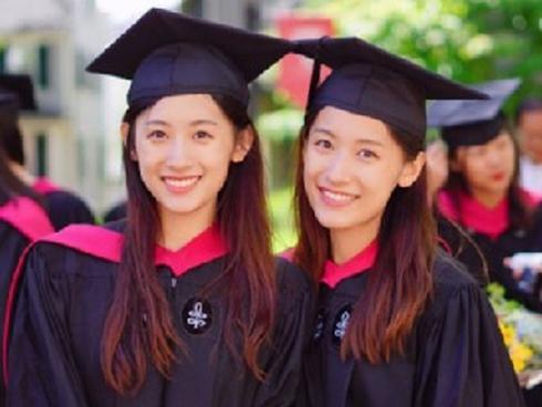 Cặp chị em song sinh nhà người ta mỗi người một vẻ mười phân vẹn mười gây sốt mạng xã hội-7