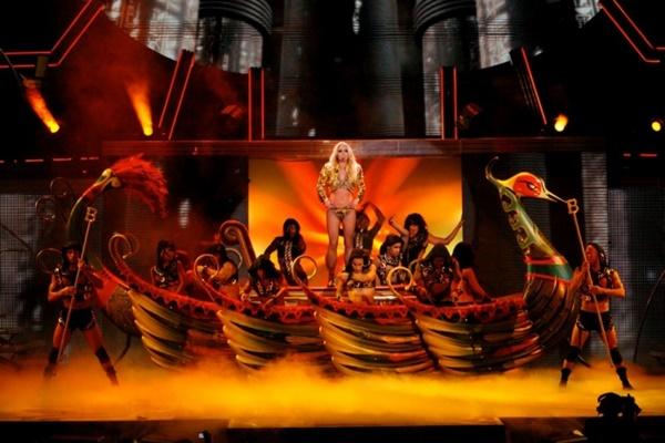 Fan bàng hoàng phát hiện: Britney Spears tái chế đạo cụ concert thành… hàng trang trí sân vườn-1