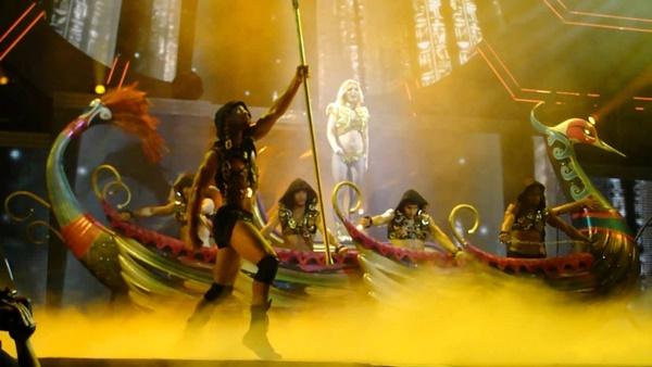 Fan bàng hoàng phát hiện: Britney Spears tái chế đạo cụ concert thành… hàng trang trí sân vườn-2