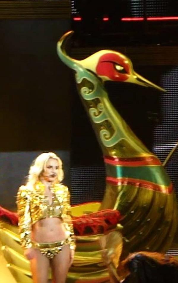 Fan bàng hoàng phát hiện: Britney Spears tái chế đạo cụ concert thành… hàng trang trí sân vườn-4