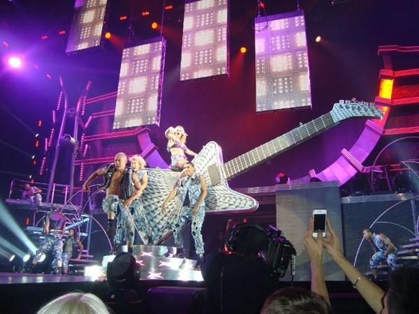 Fan bàng hoàng phát hiện: Britney Spears tái chế đạo cụ concert thành… hàng trang trí sân vườn-7