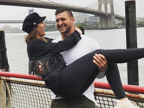 Bế bổng đương kim Hoa hậu Hoàn vũ, chàng cầu thủ 'kiêng sex' tỏ tình đầy mật ngọt