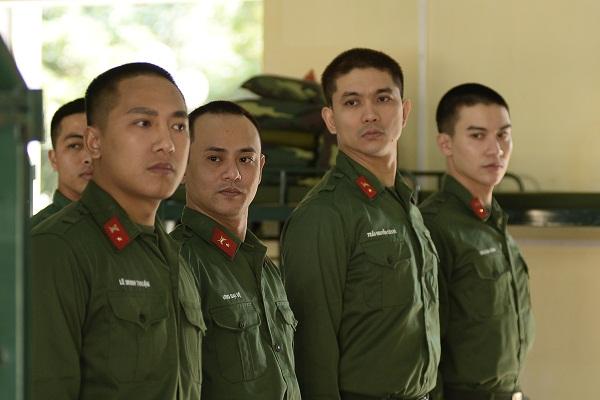 Cho đến khi bị yêu cầu cắt tóc trước khi nhập ngũ, Ưng Đại Vệ mới bị lộ mái tóc giả che trán hói suốt nhiều năm-5