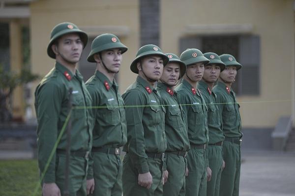 Cho đến khi bị yêu cầu cắt tóc trước khi nhập ngũ, Ưng Đại Vệ mới bị lộ mái tóc giả che trán hói suốt nhiều năm-6