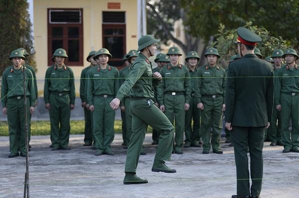 Cho đến khi bị yêu cầu cắt tóc trước khi nhập ngũ, Ưng Đại Vệ mới bị lộ mái tóc giả che trán hói suốt nhiều năm-7