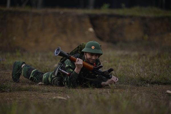 Cho đến khi bị yêu cầu cắt tóc trước khi nhập ngũ, Ưng Đại Vệ mới bị lộ mái tóc giả che trán hói suốt nhiều năm-10