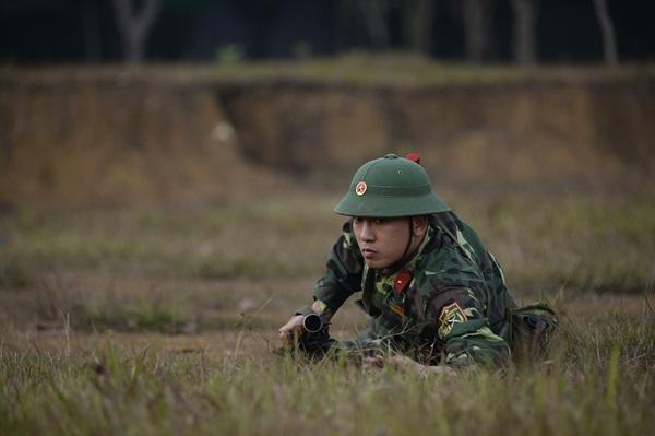 Cho đến khi bị yêu cầu cắt tóc trước khi nhập ngũ, Ưng Đại Vệ mới bị lộ mái tóc giả che trán hói suốt nhiều năm-9