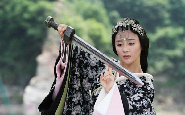 Đóng cùng vai với Lưu Diệc Phi, loạt mỹ nhân Hoa ngữ đẹp đến mấy cũng trở nên thê thảm-6