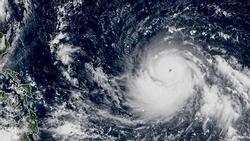 Hoàn lưu khổng lồ của bão Mangkhut và Florence nhìn từ không trung