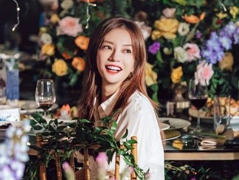 Triệu Vy xinh đẹp khi dự lễ cưới 'thiên kim' nhà giàu Trung Quốc