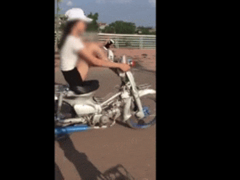 Cô gái gây shock với clip dùng chân điều khiển xe máy lao vun vút trên đường
