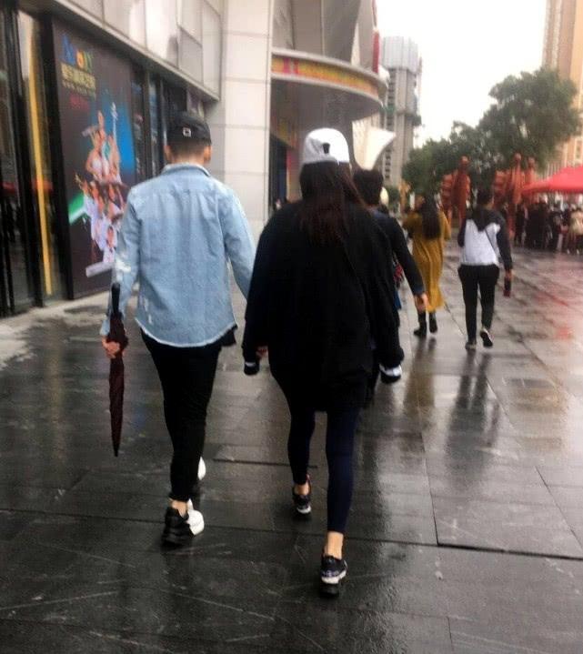 Lý Mạc Sầu Trương Hinh Dư giản dị nắm tay chồng, ăn quán ven đường hưởng tuần trăng mật-1