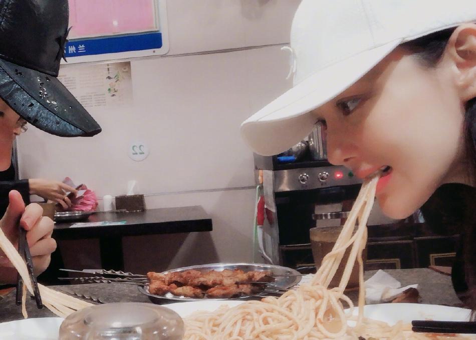 Lý Mạc Sầu Trương Hinh Dư giản dị nắm tay chồng, ăn quán ven đường hưởng tuần trăng mật-2