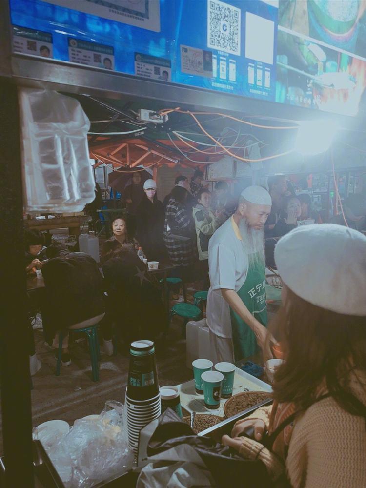 Lý Mạc Sầu Trương Hinh Dư giản dị nắm tay chồng, ăn quán ven đường hưởng tuần trăng mật-3