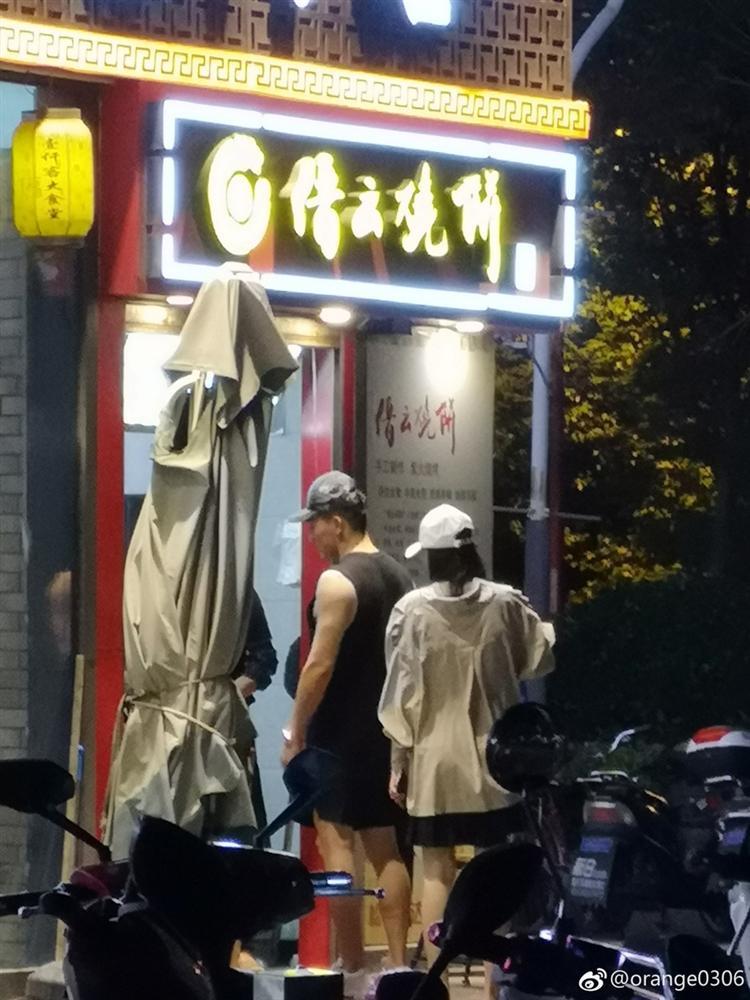 Lý Mạc Sầu Trương Hinh Dư giản dị nắm tay chồng, ăn quán ven đường hưởng tuần trăng mật-6