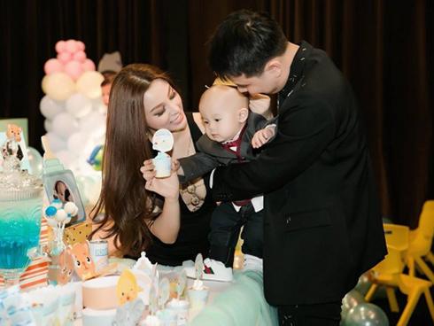 Đẳng cấp hotmom của Huyền Baby: Tổ chức tiệc hoành tráng, diện đồ cực sexy trong tiệc sinh nhật con trai tròn 1 tuổi