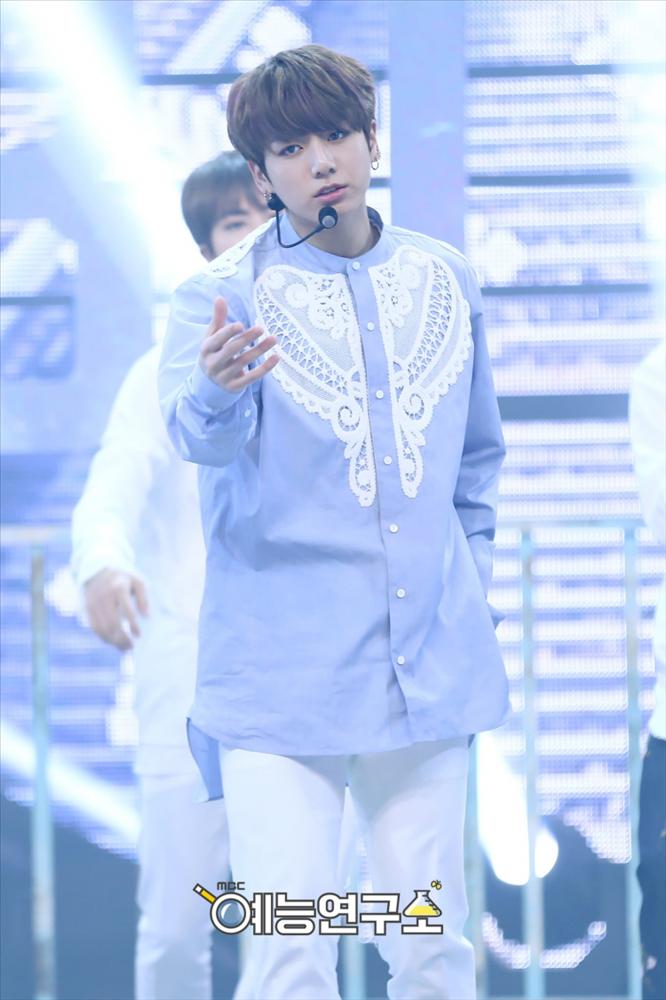 BTS, EXO, Got7, NCT liên tiếp đụng hàng, fan xoắn não không biết ai đẹp hơn ai?-11