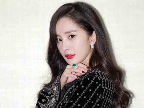 Dương Mịch bị chỉ trích mắc bệnh ngôi sao tại LHP quốc tế Toronto