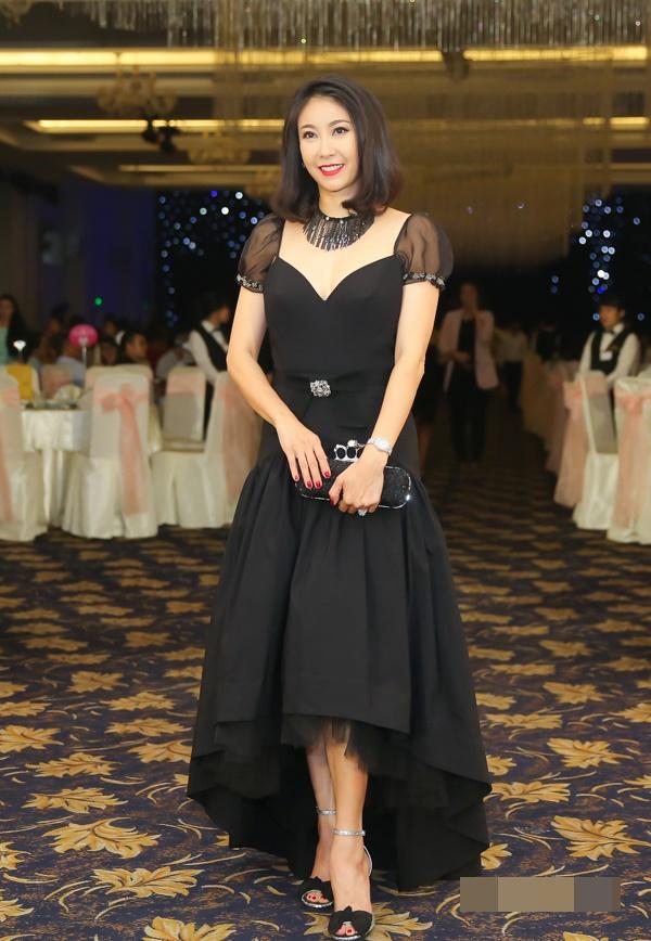 Nam Em thừa cân thảm hại khi đụng hàng Hương Giang - Hà Hồ xẻ bạo dẫn đầu top sao mặc xấu-10