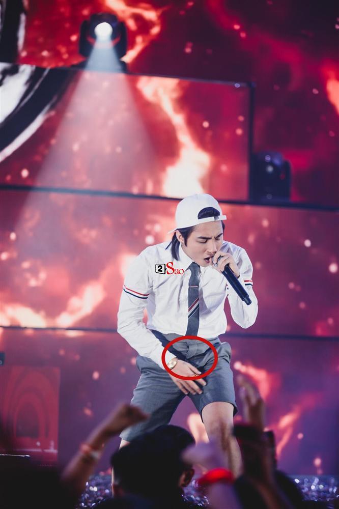 Sơn Tùng M-TP đụng hàng G-Dragon và mặc bộ suit trăm triệu lên sân khấu mà fan chỉ soi khóa quần-7