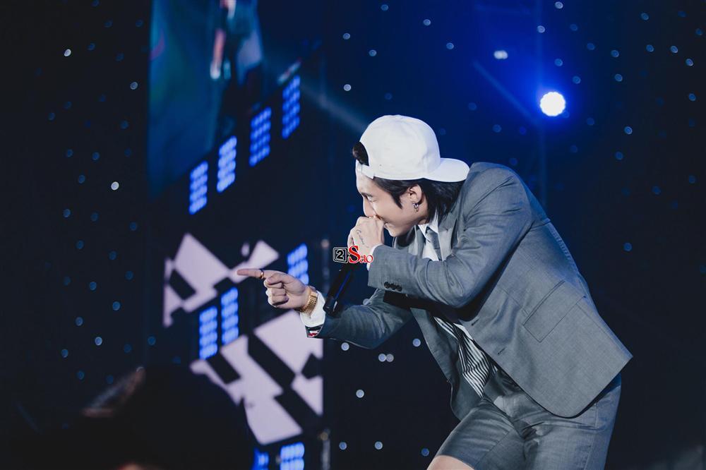 Sơn Tùng M-TP đụng hàng G-Dragon và mặc bộ suit trăm triệu lên sân khấu mà fan chỉ soi khóa quần-8