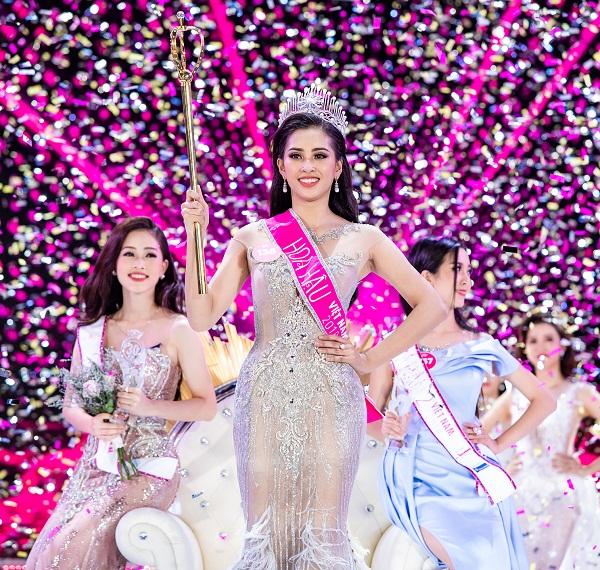 Nhan sắc tân hoa hậu Trần Tiểu Vy rực rỡ là thế nhưng vẫn đôi phần lép vế nếu so với Á hậu 1 Bùi Phương Nga-5