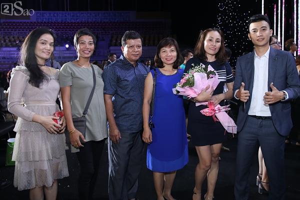 Mẹ tân hoa hậu Trần Tiểu Vy không quan tâm việc con gái bị cộng đồng chỉ trích non nớt, kém ứng xử-1