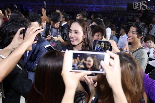 Mẹ tân hoa hậu Trần Tiểu Vy không quan tâm việc con gái bị cộng đồng chỉ trích non nớt, kém ứng xử-2