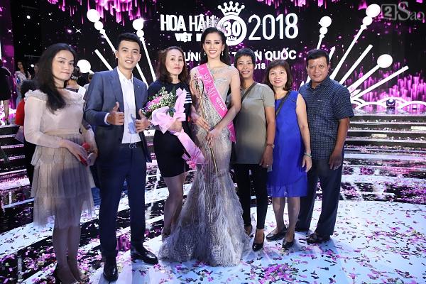 Mẹ tân hoa hậu Trần Tiểu Vy không quan tâm việc con gái bị cộng đồng chỉ trích non nớt, kém ứng xử-7