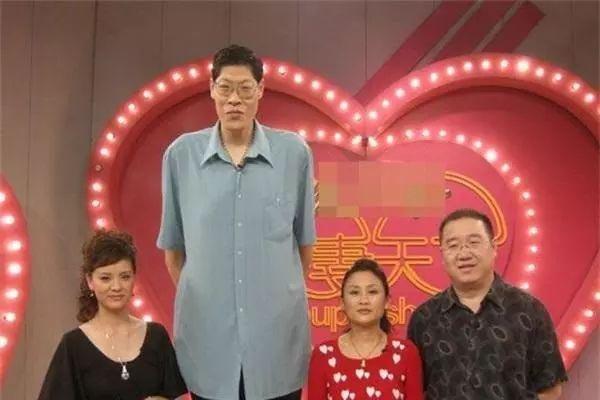 Căn bệnh quái khiến người đàn ông cao 2m42 lấy vợ 19 năm không có con-2