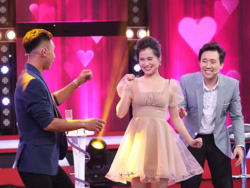 Trổ tài bán hàng online, Trấn Thành - hot girl Sam bị khách mắng sấp mặt-4