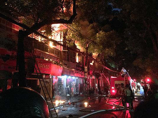 Ảnh, clip: Hiện trường đám cháy gần chục nhà liền kề phố Đê La Thành-2
