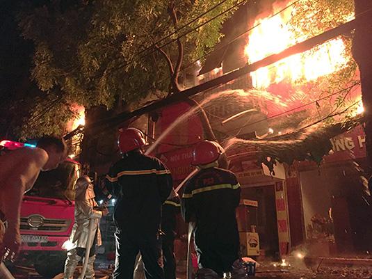 Ảnh, clip: Hiện trường đám cháy gần chục nhà liền kề phố Đê La Thành-4