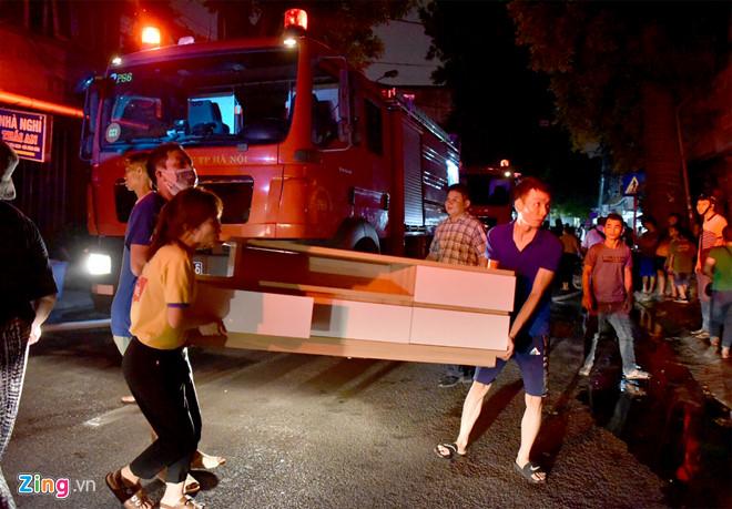 Cháy lớn trên đường Đê La Thành: Người dân hộc tốc di tản tài sản-1