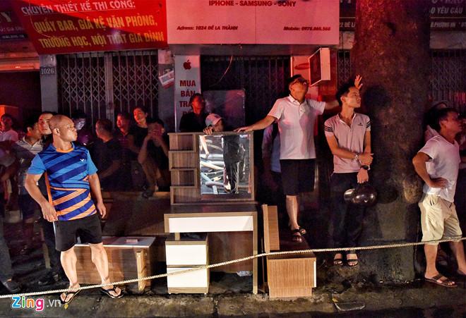 Cháy lớn trên đường Đê La Thành: Người dân hộc tốc di tản tài sản-3