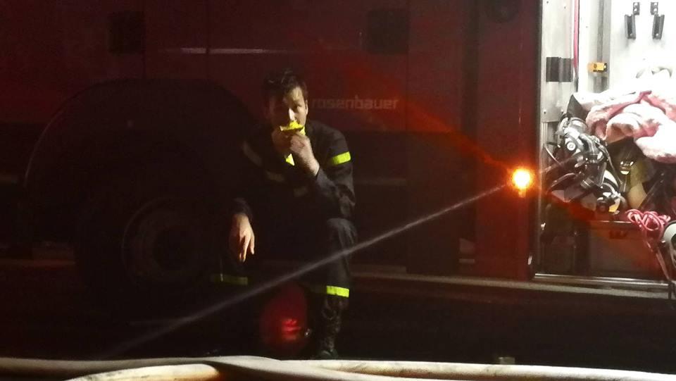 Cháy nhà ở Đê La Thành: Hình ảnh lính cứu hỏa lay động triệu con tim-3