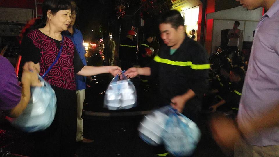 Cháy nhà ở Đê La Thành: Hình ảnh lính cứu hỏa lay động triệu con tim-4