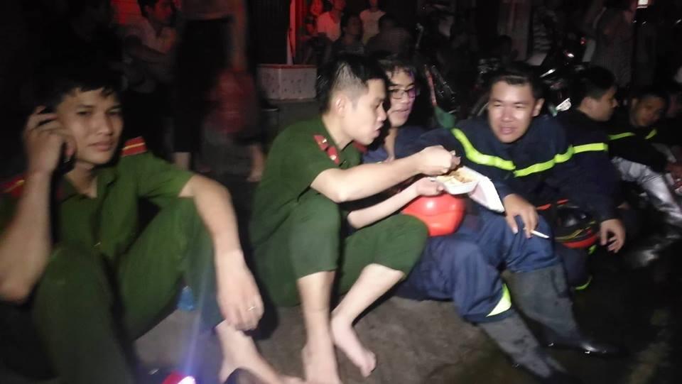Cháy nhà ở Đê La Thành: Hình ảnh lính cứu hỏa lay động triệu con tim-5