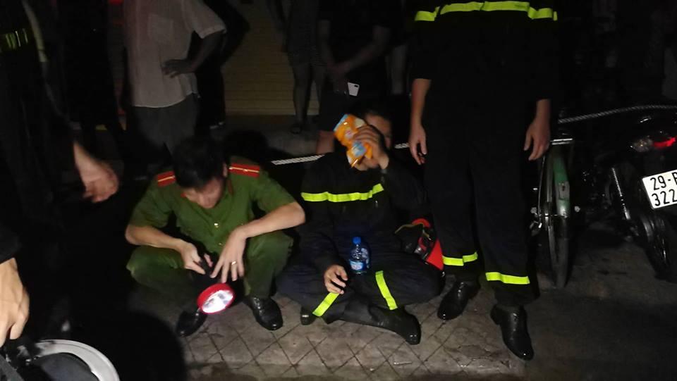 Cháy nhà ở Đê La Thành: Hình ảnh lính cứu hỏa lay động triệu con tim-7