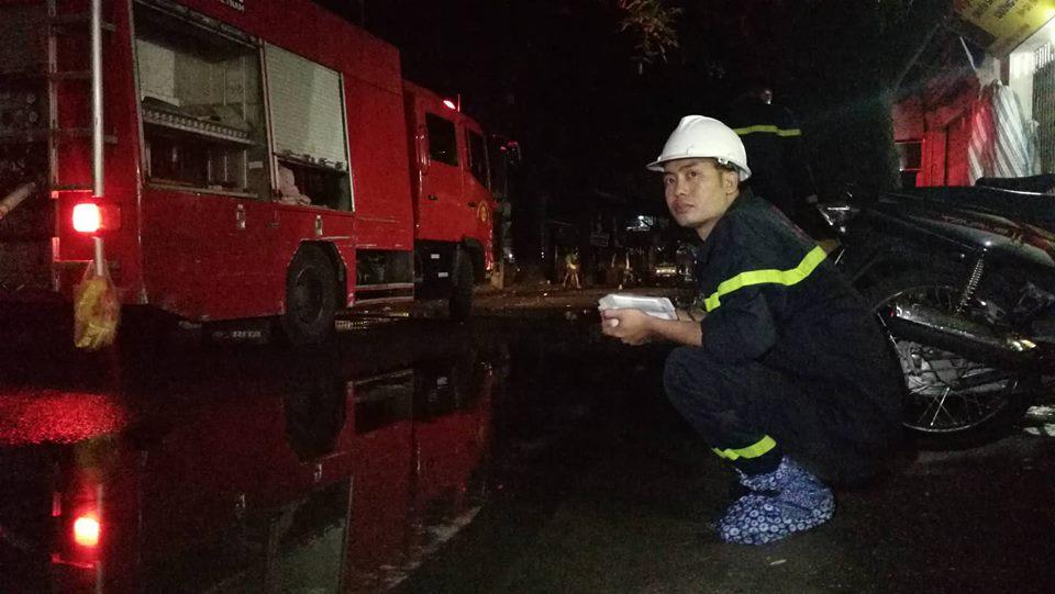 Cháy nhà ở Đê La Thành: Hình ảnh lính cứu hỏa lay động triệu con tim-8