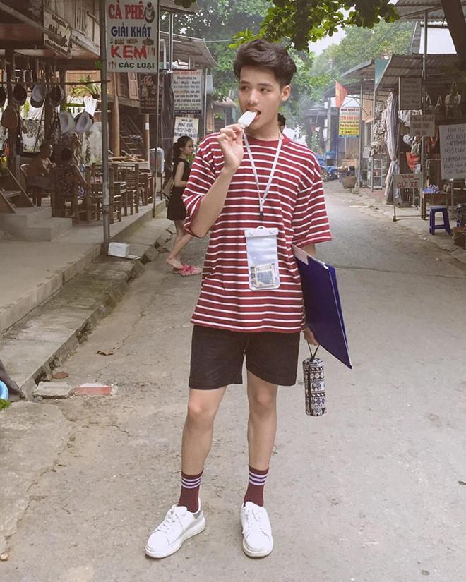 Nam sinh trường mỹ thuật bất ngờ nổi tiếng sau bức ảnh ở bể bơi-2