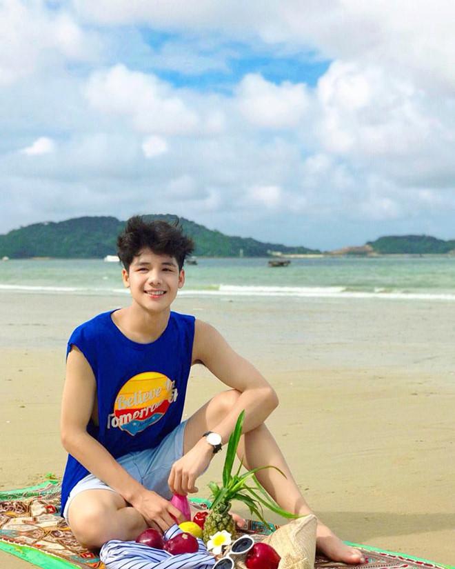 Nam sinh trường mỹ thuật bất ngờ nổi tiếng sau bức ảnh ở bể bơi-3