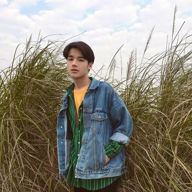 Nam sinh trường mỹ thuật bất ngờ nổi tiếng sau bức ảnh ở bể bơi-6