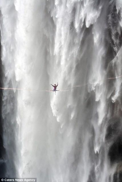 Hết hồn nhìn nghệ sĩ yoga biểu diễn trên dây vắt ngang thác nước-4