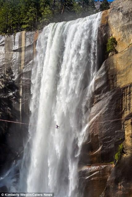 Hết hồn nhìn nghệ sĩ yoga biểu diễn trên dây vắt ngang thác nước-3