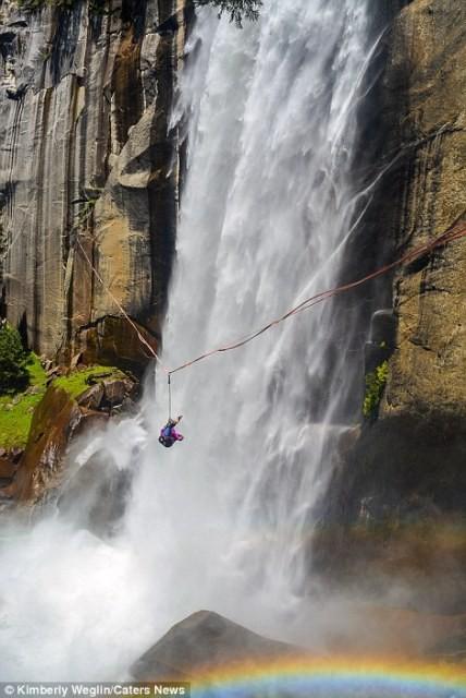 Hết hồn nhìn nghệ sĩ yoga biểu diễn trên dây vắt ngang thác nước-7