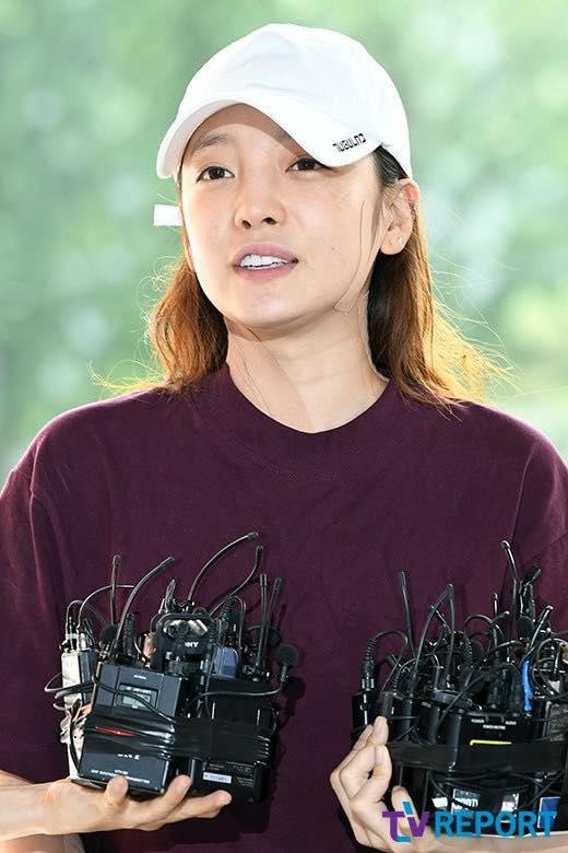 Búp bê xứ Hàn Goo Hara xuất hiện với khuôn mặt đầy thương tích, tay tím bầm vì bị bạn trai bạo hành-1